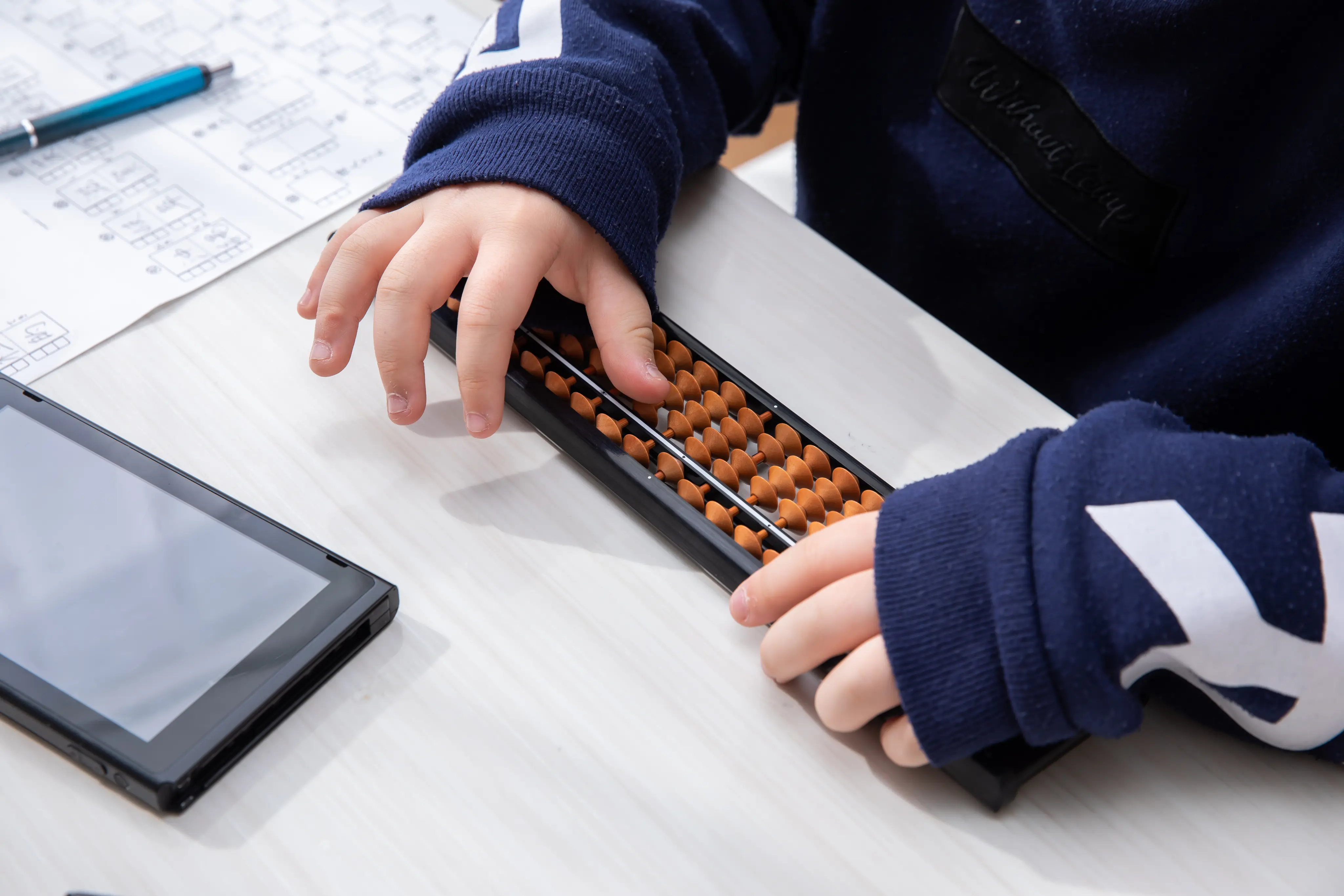 そろばんを使う子供の手